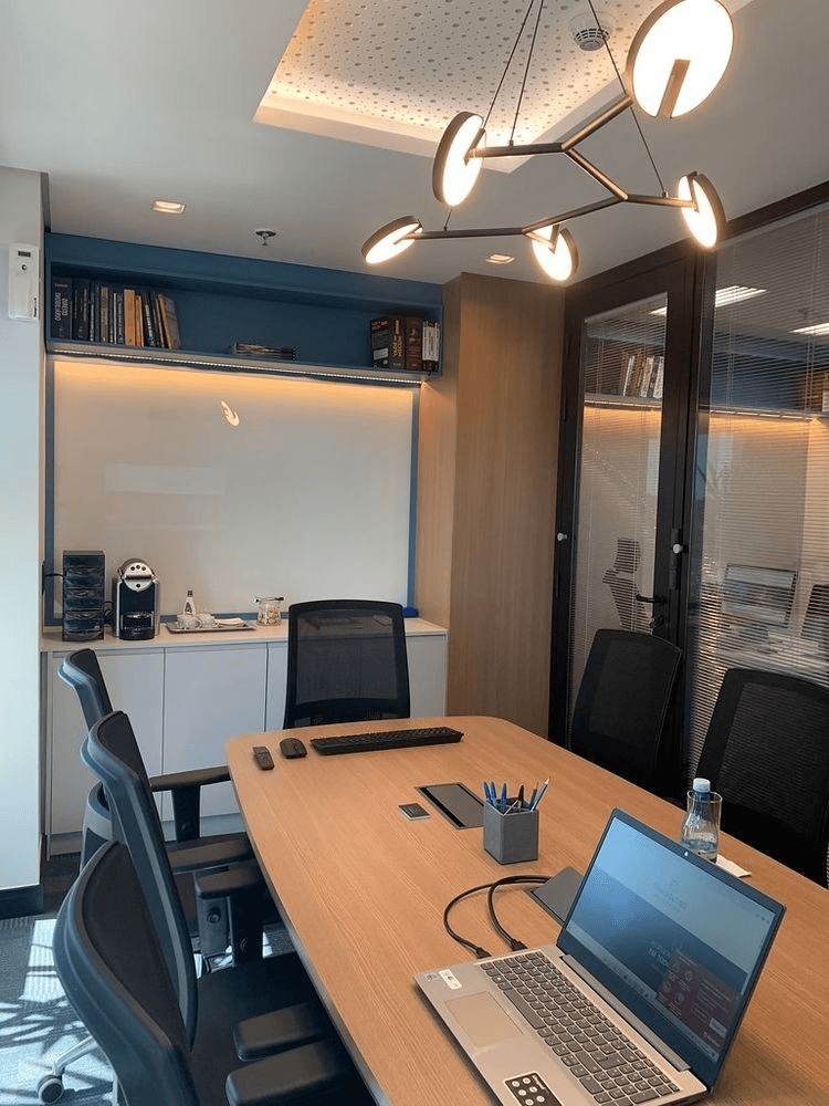 Bureau MarketMedia — salle de réunion Casablanca