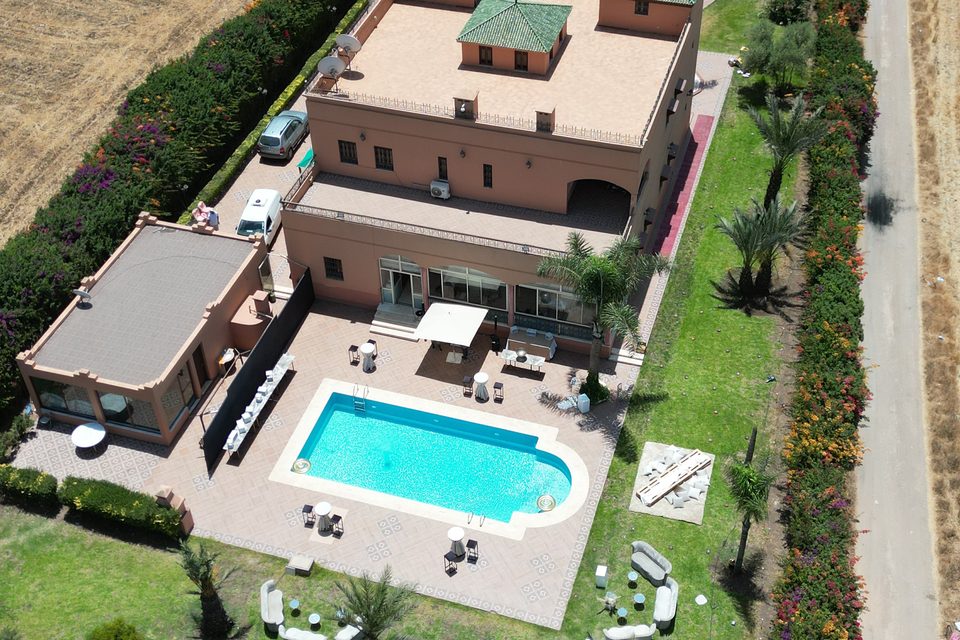 Prise de vue drone à Marrakech — villa avec piscine vue du ciel