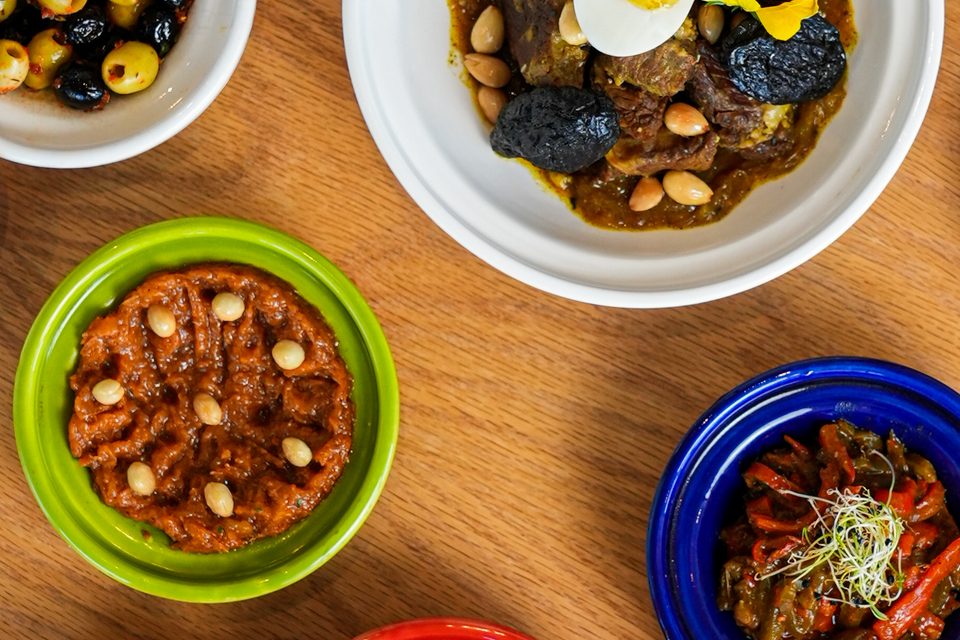 Photographe culinaire — tajines marocains, vue de dessus