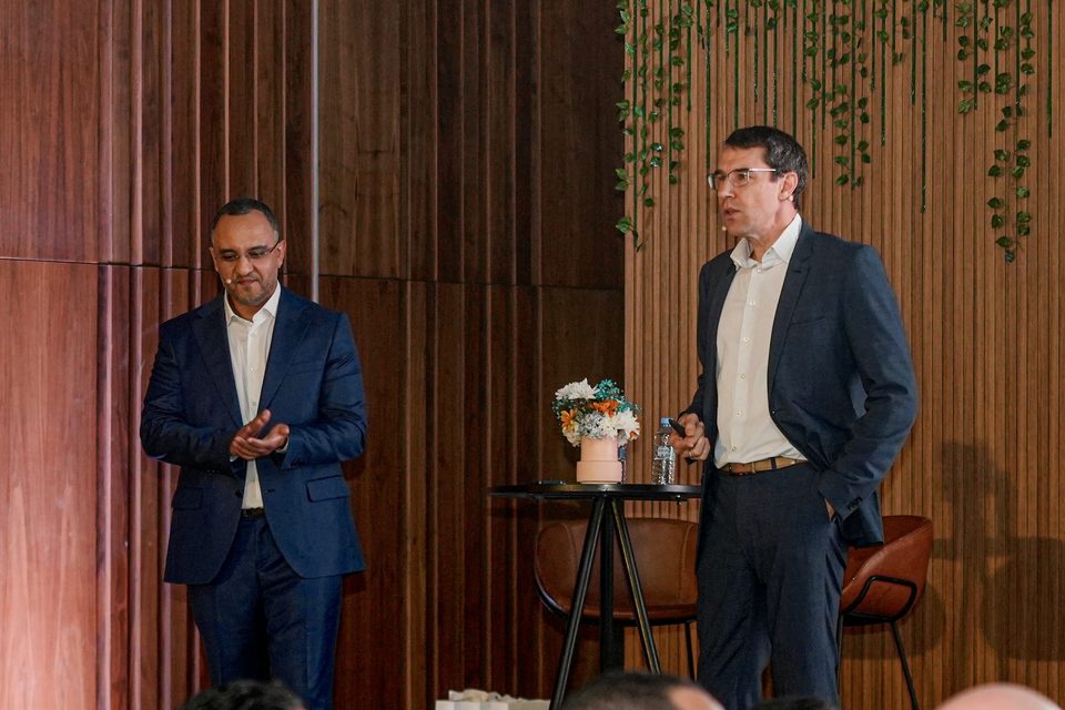 Photographe corporate à Marrakech — deux intervenants sur scène lors d'une conférence