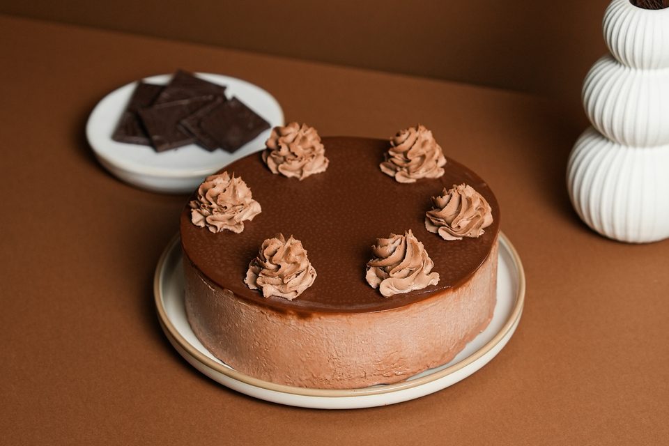 Photographe produit à Marrakech — gâteau au chocolat sur fond marron