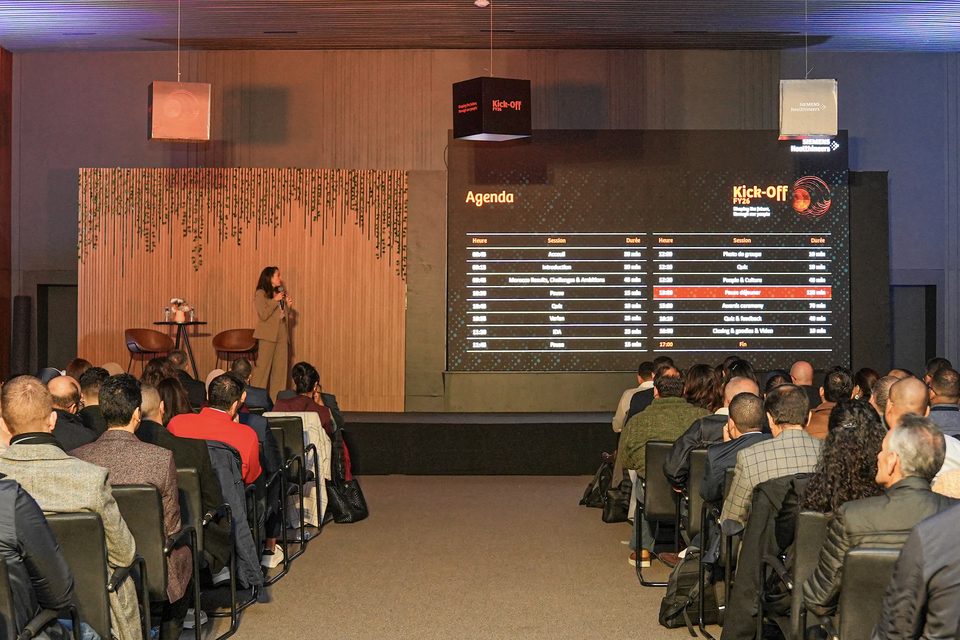 Tournage vidéo entreprise à Marrakech — salle de conférence avec l'agenda à l'écran