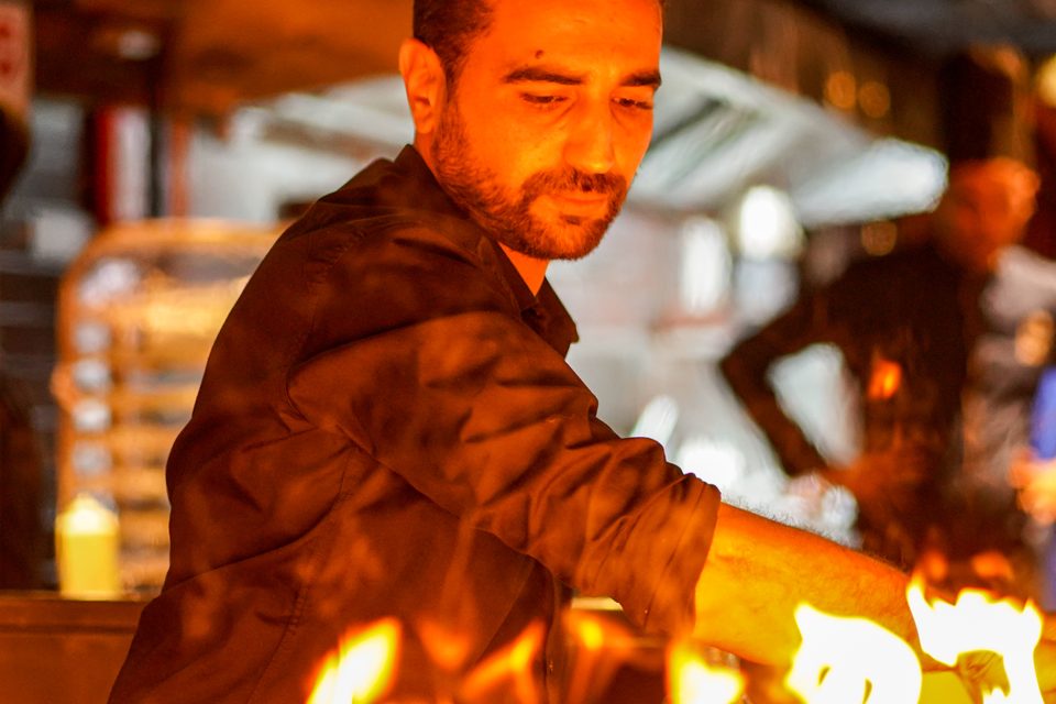 Tournage vidéo publicitaire à Marrakech — chef en plein flambage