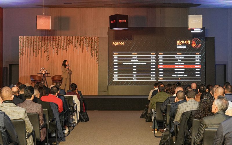 Vidéo entreprise à Casablanca — salle de conférence avec scène et public
