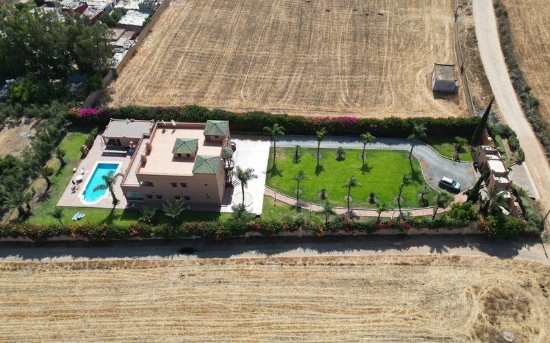 Prise de vue drone à Casablanca — villa avec piscine vue du ciel
