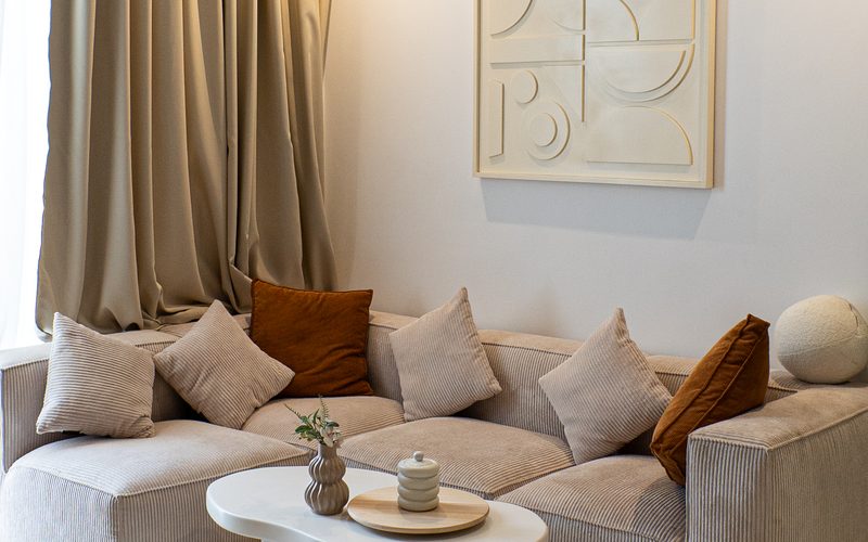 Photographe immobilier à Casablanca — salon lumineux avec canapé