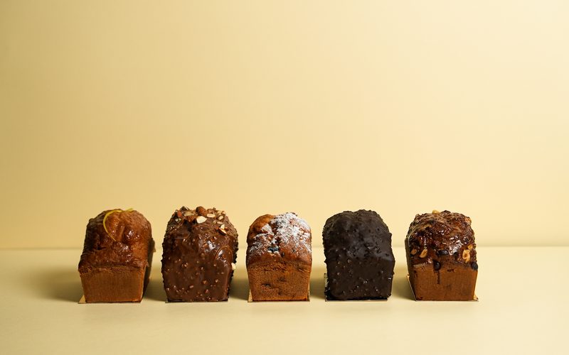 Photographe produit à Casablanca — cakes alignés sur fond crème