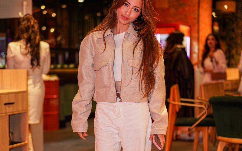 Photographe mode à Casablanca — mannequin en veste crème, shooting lookbook