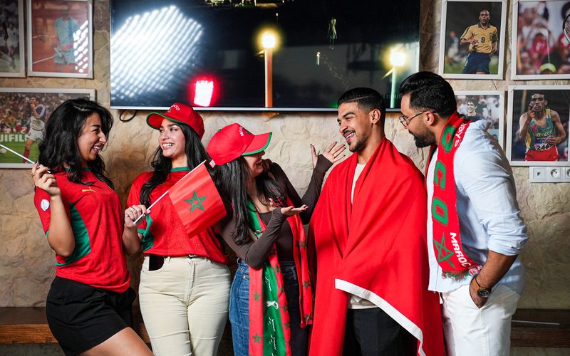 Tournage publicitaire — supporters du Maroc avec drapeaux et maillots