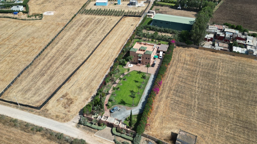 Survol d’une villa de prestige et de ses terrains environnants — drone Marrakech
