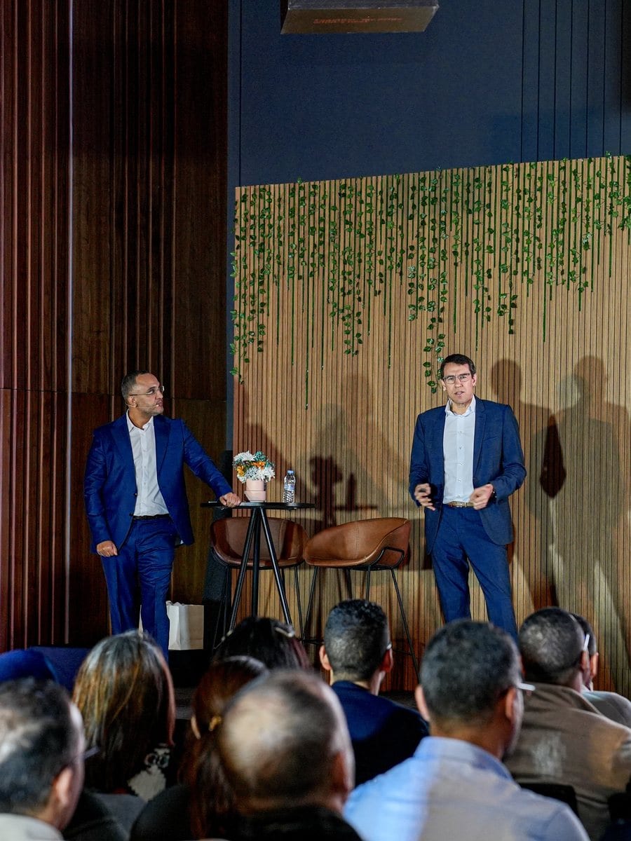 Deux dirigeants en présentation sur scène — Marrakech