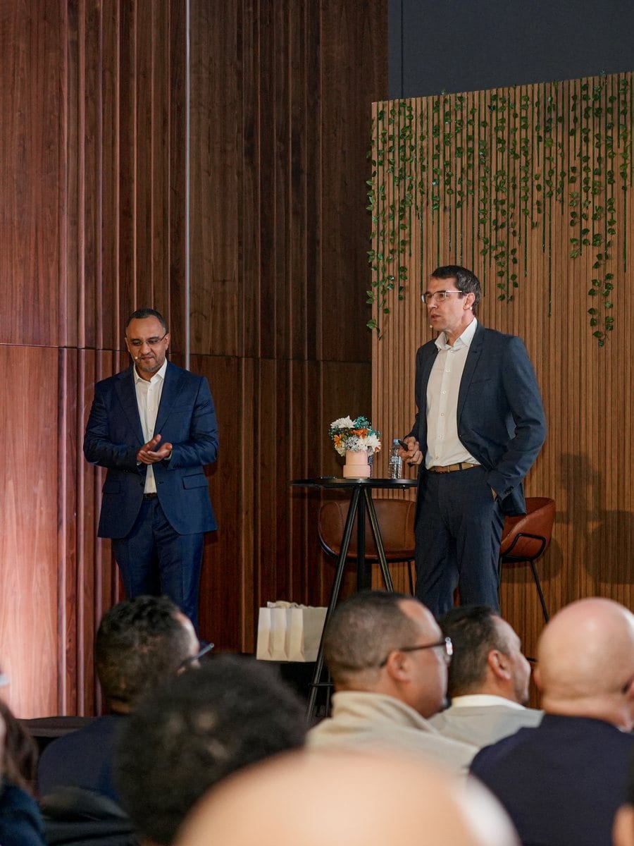 Deux intervenants sur scène lors d’une convention d’entreprise — Marrakech