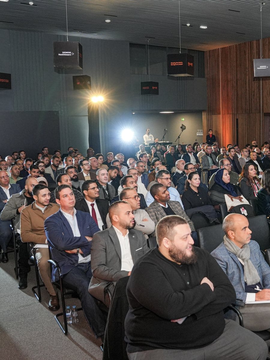 Participants en salle sous éclairage scénique — Marrakech