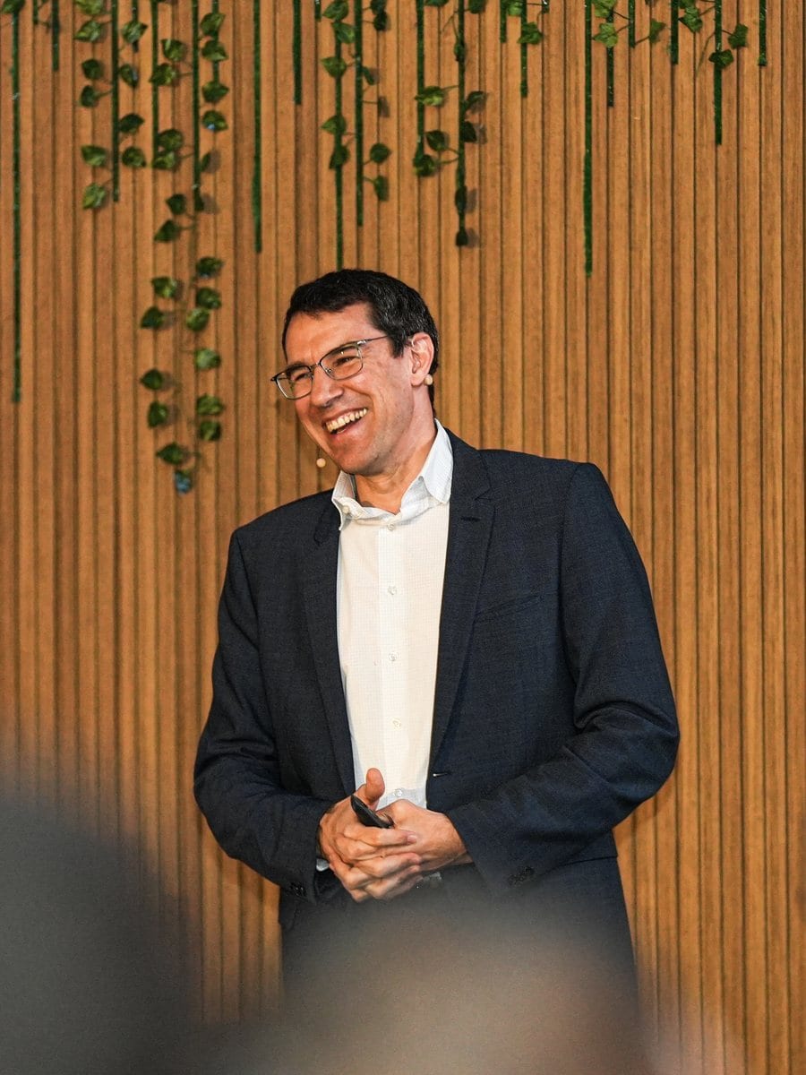 Portrait d’un intervenant sur scène en séminaire d’entreprise — Marrakech