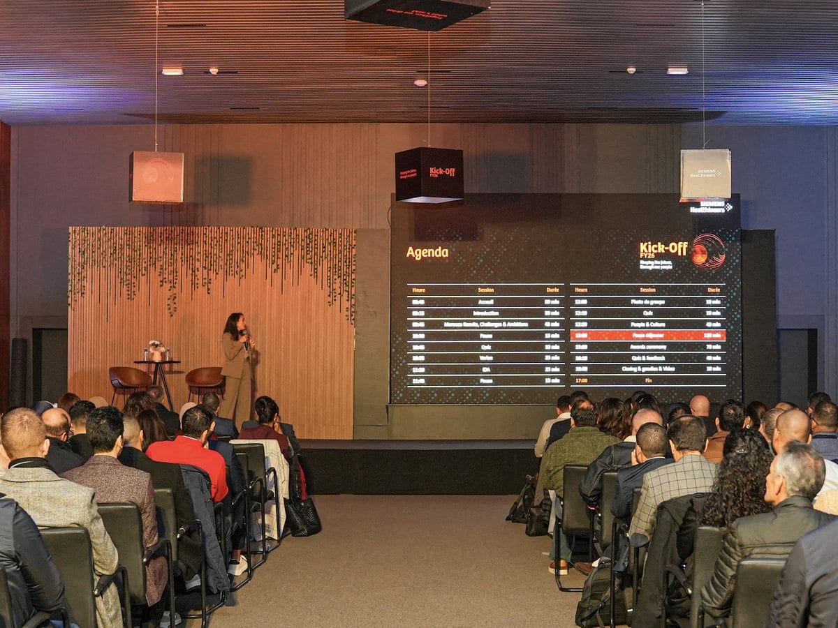 Salle plénière et écran d’agenda lors d’un séminaire d’entreprise — Marrakech
