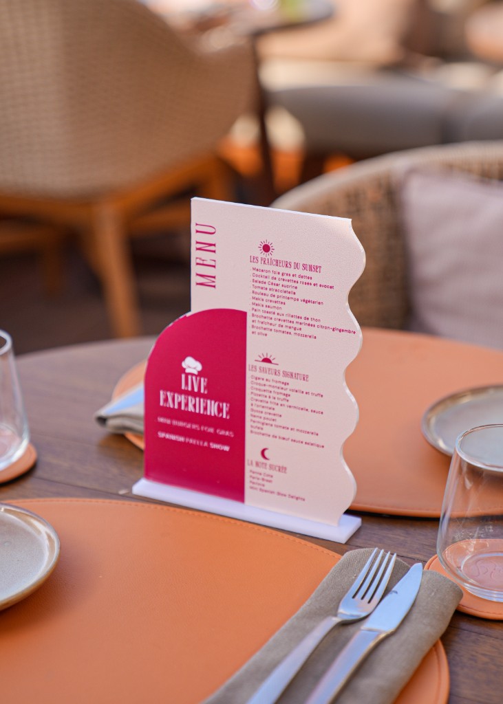 Menu et mise en place d’une table d’événement — photographe événementiel Marrakech