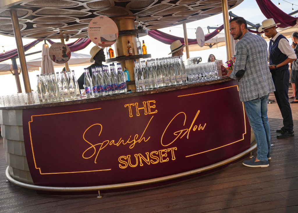Bar et activation de marque lors d’un événement en terrasse — photographe événementiel Marrakech