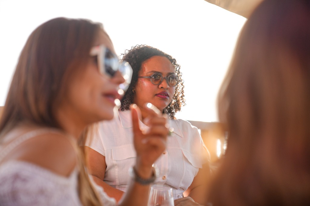 Invités en conversation lors d’un événement en terrasse — photographe événementiel Marrakech