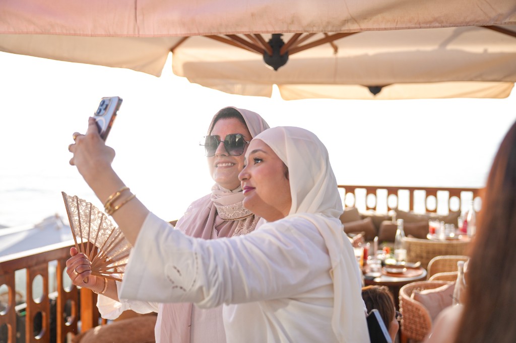 Selfie d’invitées lors d’un événement en terrasse — photographe événementiel Marrakech