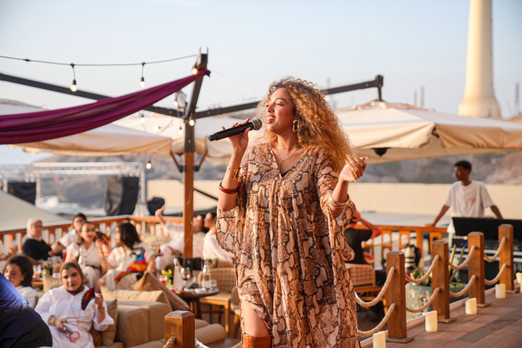 Artiste en performance live lors d’un événement en terrasse — photographe événementiel Marrakech