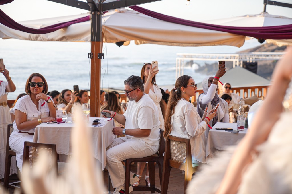 Invités et lounge lors d’un événement en terrasse — photographe événementiel Marrakech