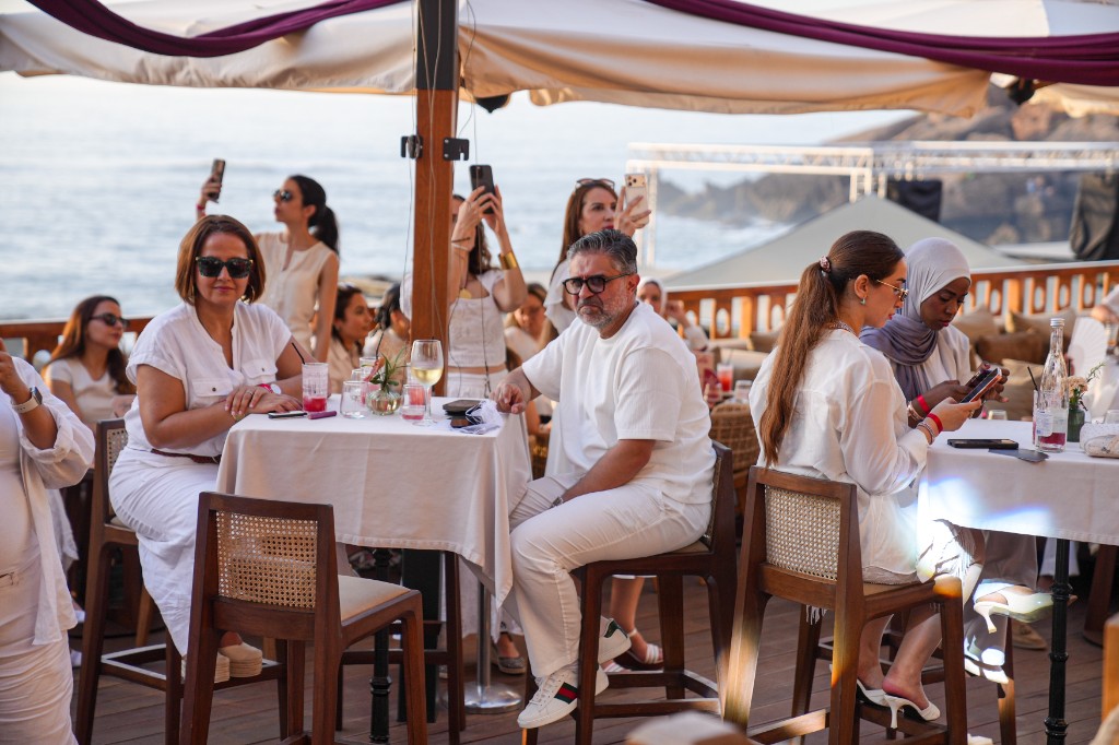 Photographe événementiel — invités en terrasse en bord de mer