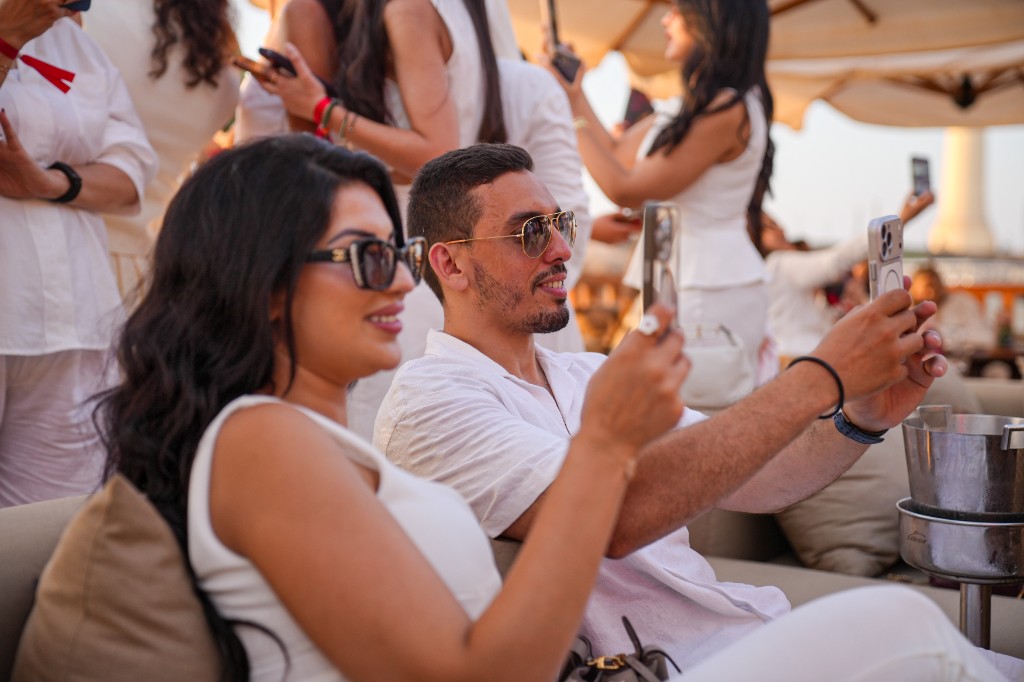 Invités lors d’un événement en golden hour — photographe événementiel Marrakech