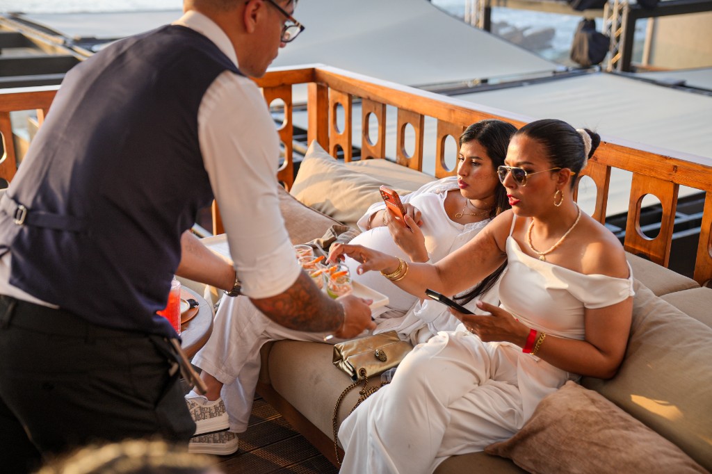 Service traiteur lors d’un événement en terrasse — photographe événementiel Marrakech