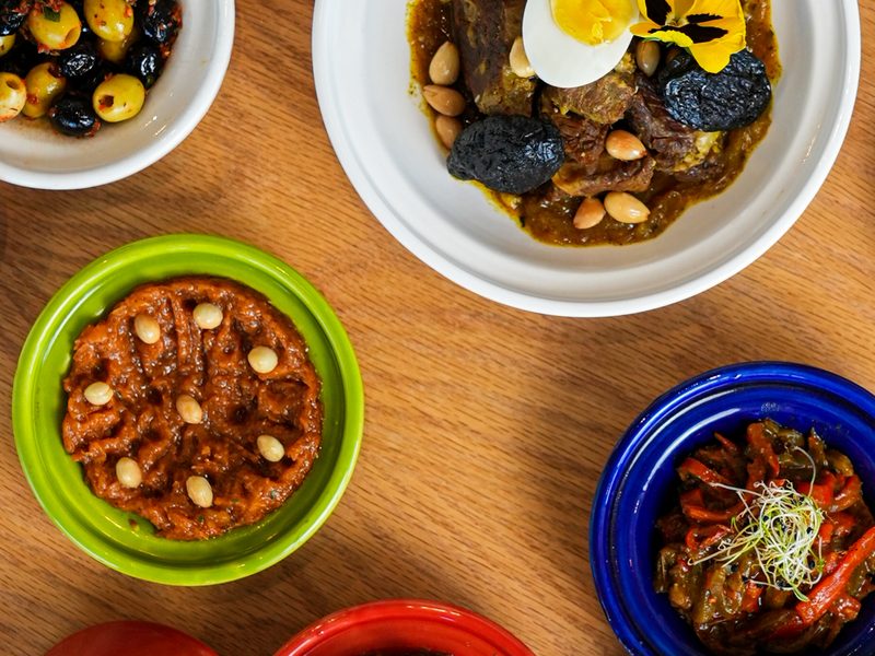 Photographe culinaire — tajines marocains servis, vue de dessus