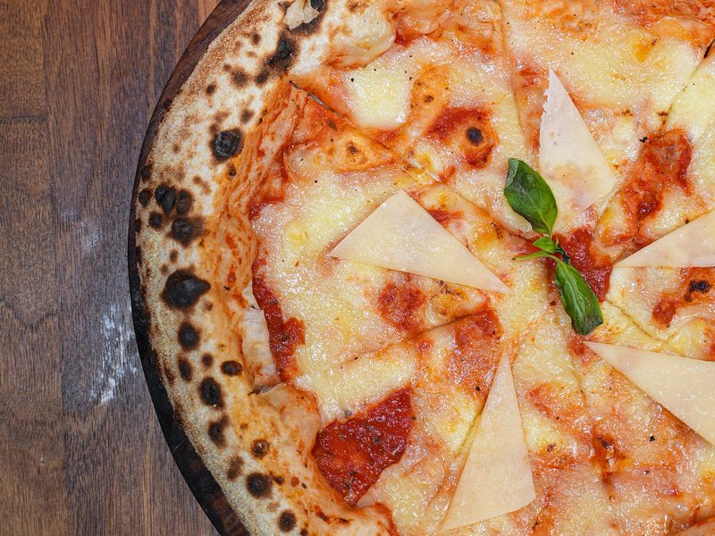 Photographe culinaire au Maroc — pizza au feu de bois sur table en bois