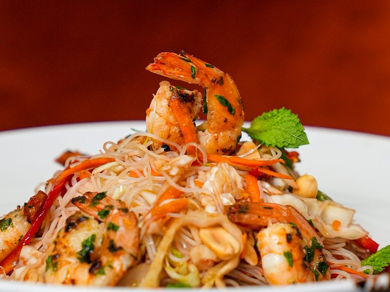 Photographe culinaire à Casablanca — pâtes aux fruits de mer sur fond rouge
