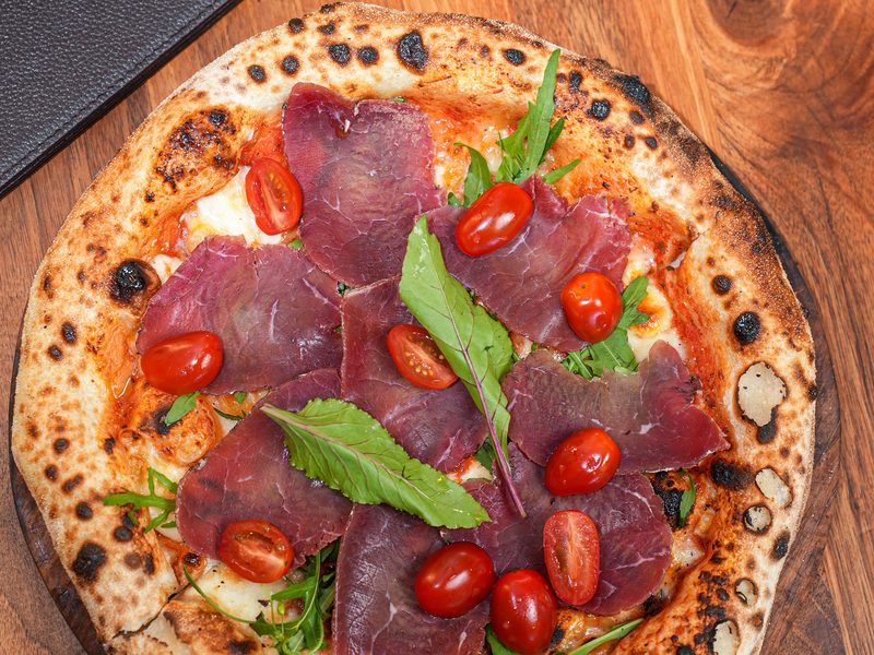 Photographe culinaire au Maroc — pizza à la bresaola et tomates cerises