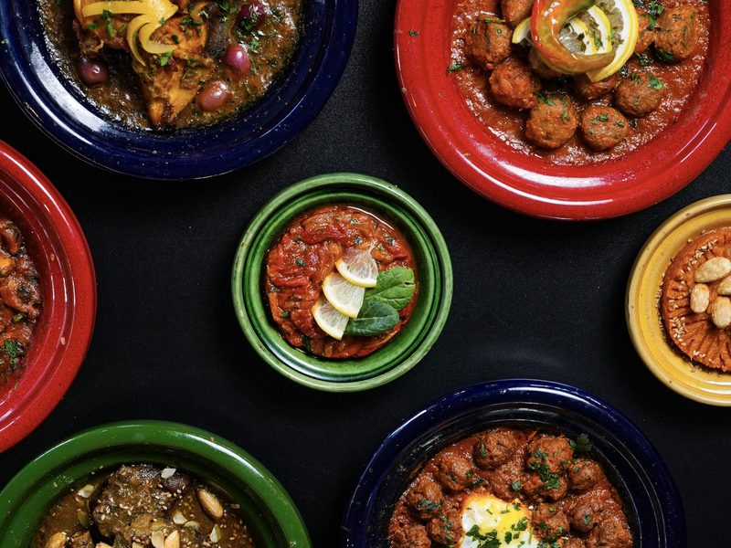 Photographe culinaire au Maroc — assortiment de tajines vus du dessus