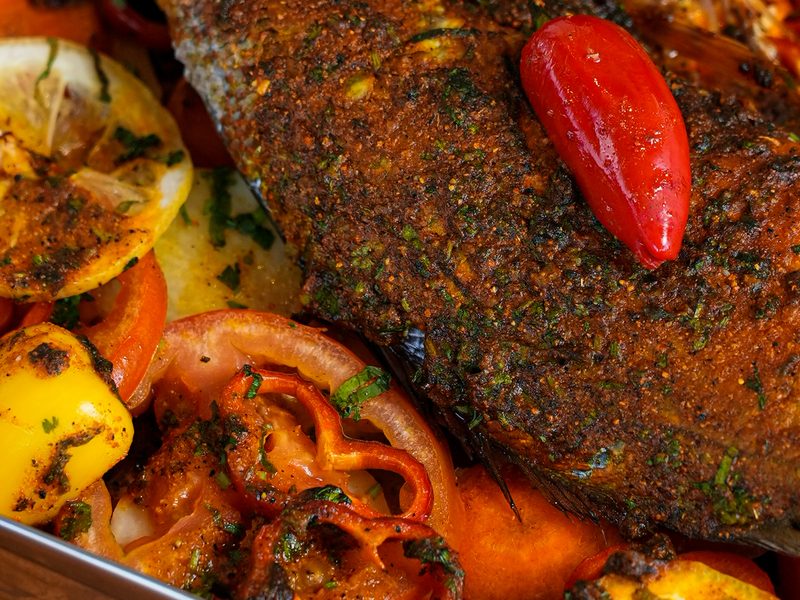 Photographe culinaire au Maroc — poisson grillé aux légumes
