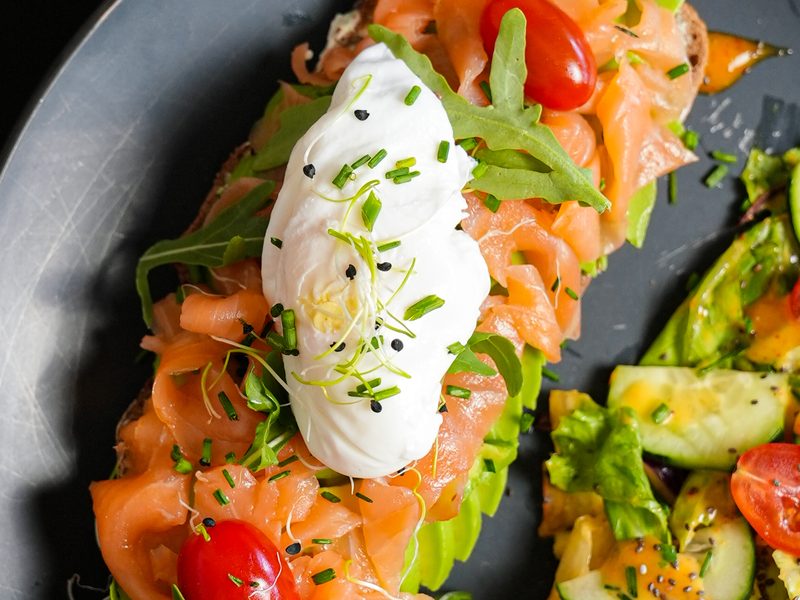 Photographe culinaire à Marrakech — assiette brunch œuf poché et saumon