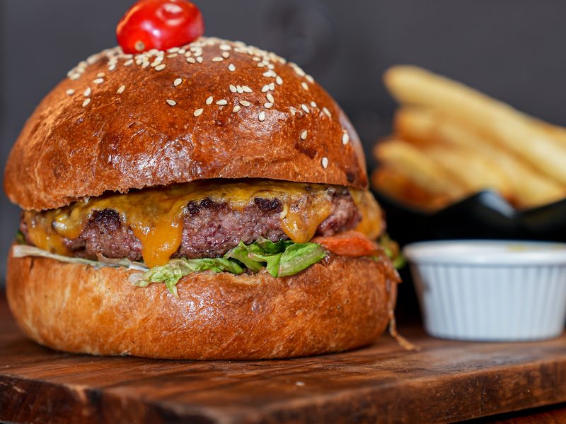 Photographe culinaire à Marrakech — burger gourmet et frites