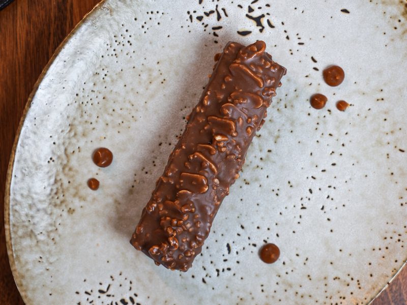Photographe culinaire à Marrakech — dessert au chocolat dressé à l'assiette