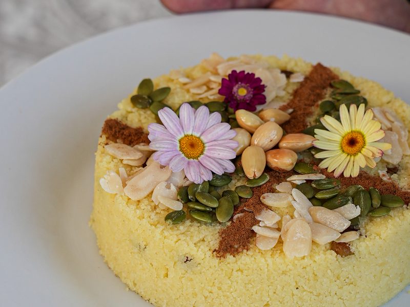 Photographe culinaire à Marrakech — couscous décoré de fleurs comestibles