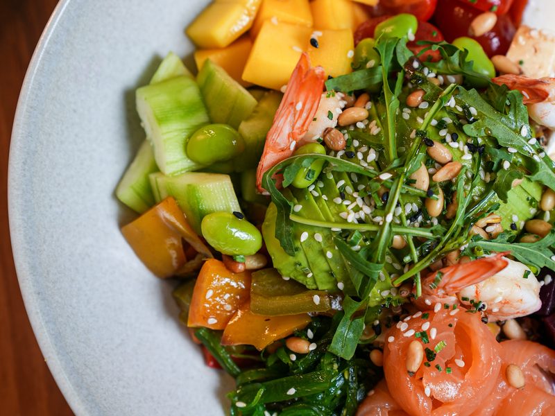 Photographe culinaire à Casablanca — bowl de salade et saumon