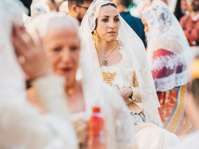 Mariée entourée de ses proches — photographe mariage à Casablanca