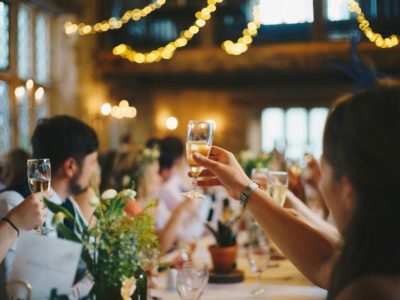 Toast lors d'une réception de mariage — photographe mariage à Casablanca