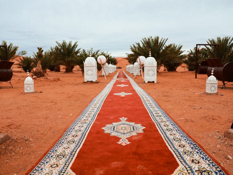 Allée de tapis rouge pour une cérémonie — photographe mariage à Casablanca
