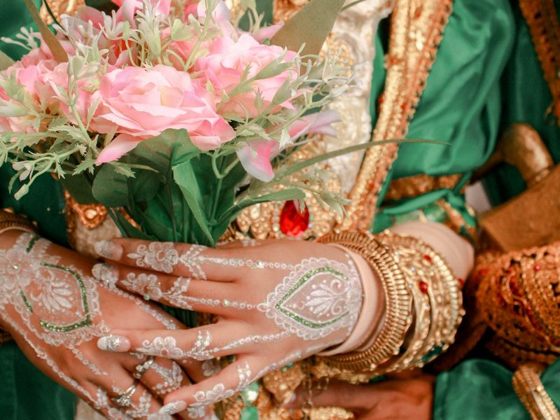 Bouquet de mariée et caftan brodé — photographe mariage à Rabat