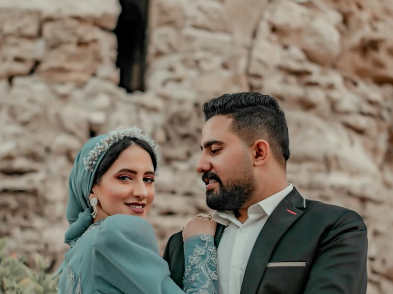 Couple en tenue traditionnelle — photographe mariage au Maroc
