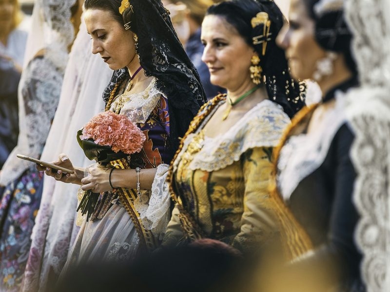 Invitées en tenue traditionnelle — photographe mariage au Maroc