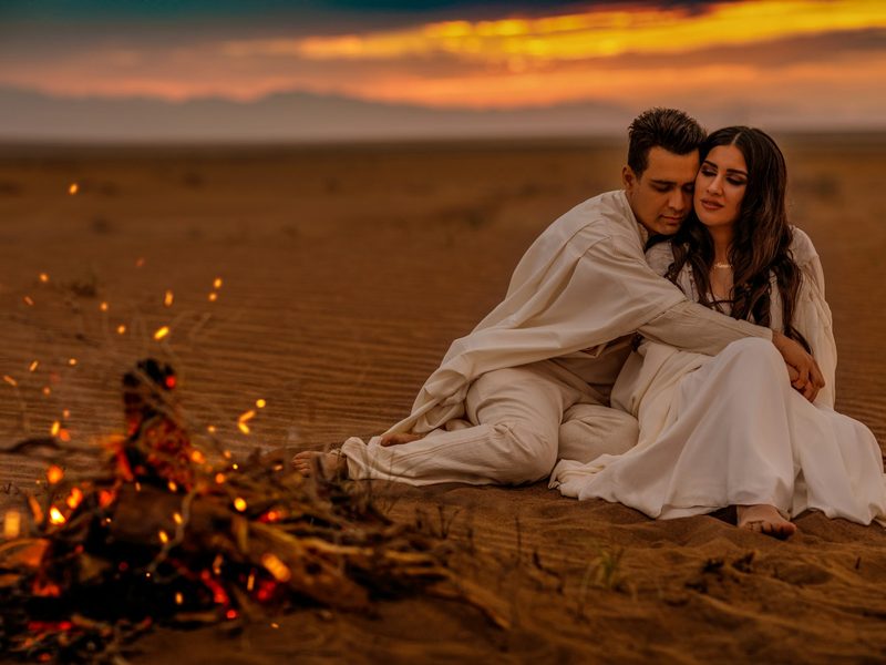 Mariés au coucher du soleil dans le désert — photographe mariage au Maroc