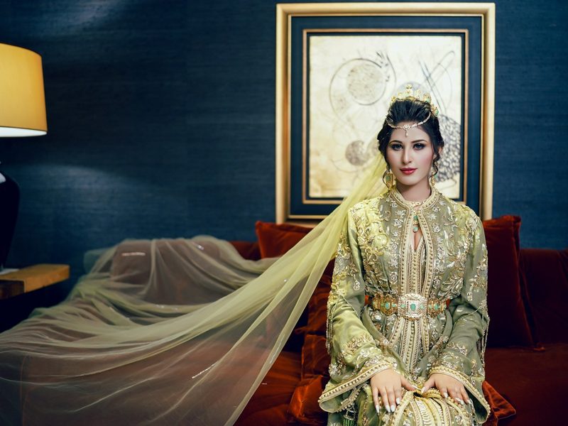 Mariée en caftan dans un salon — photographe mariage à Rabat