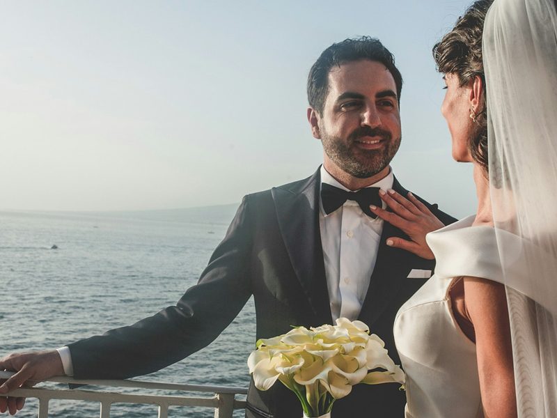 Mariés sur une terrasse face à la mer — photographe mariage à Rabat