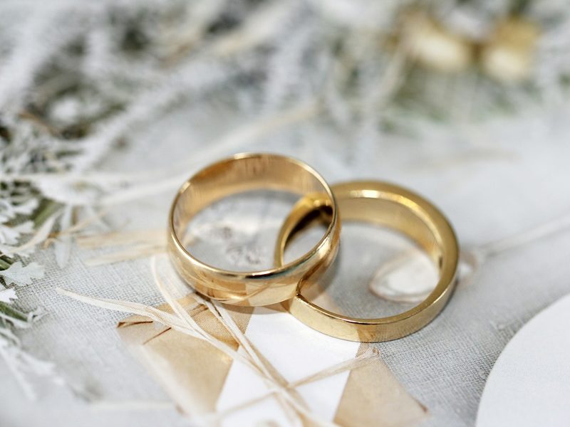 Alliances en or — photographe mariage à Rabat