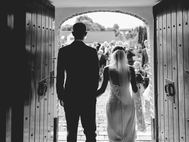 Mariés sur le seuil d'une porte — photographe mariage à Rabat